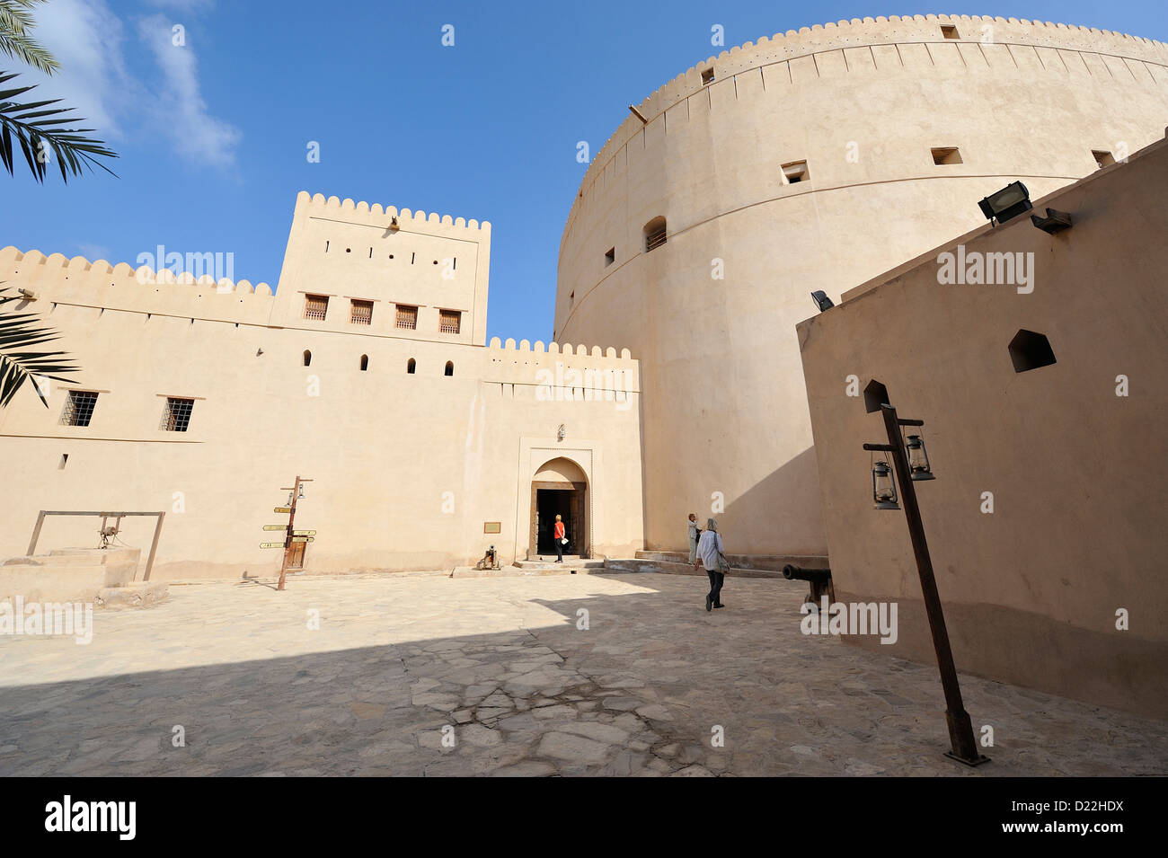 Der riesige Turm der Festung von Nizwa; Al Dakhiliyah, Oman. Stockfoto