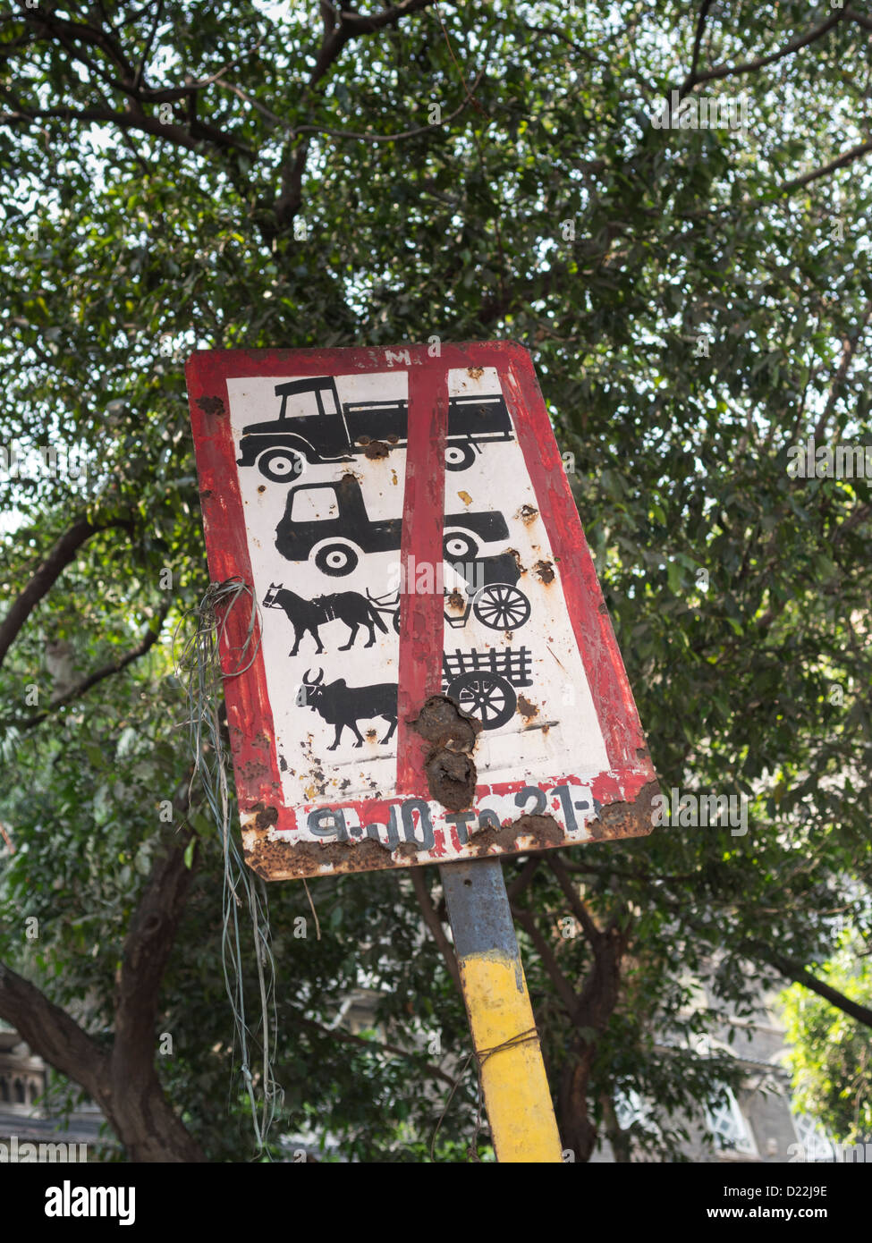 Eine Straße Zeichen zum Verbot bestimmter Fahrzeuge Pferde und Ochsen auf einer Straße in Mumbai Indien Stockfoto