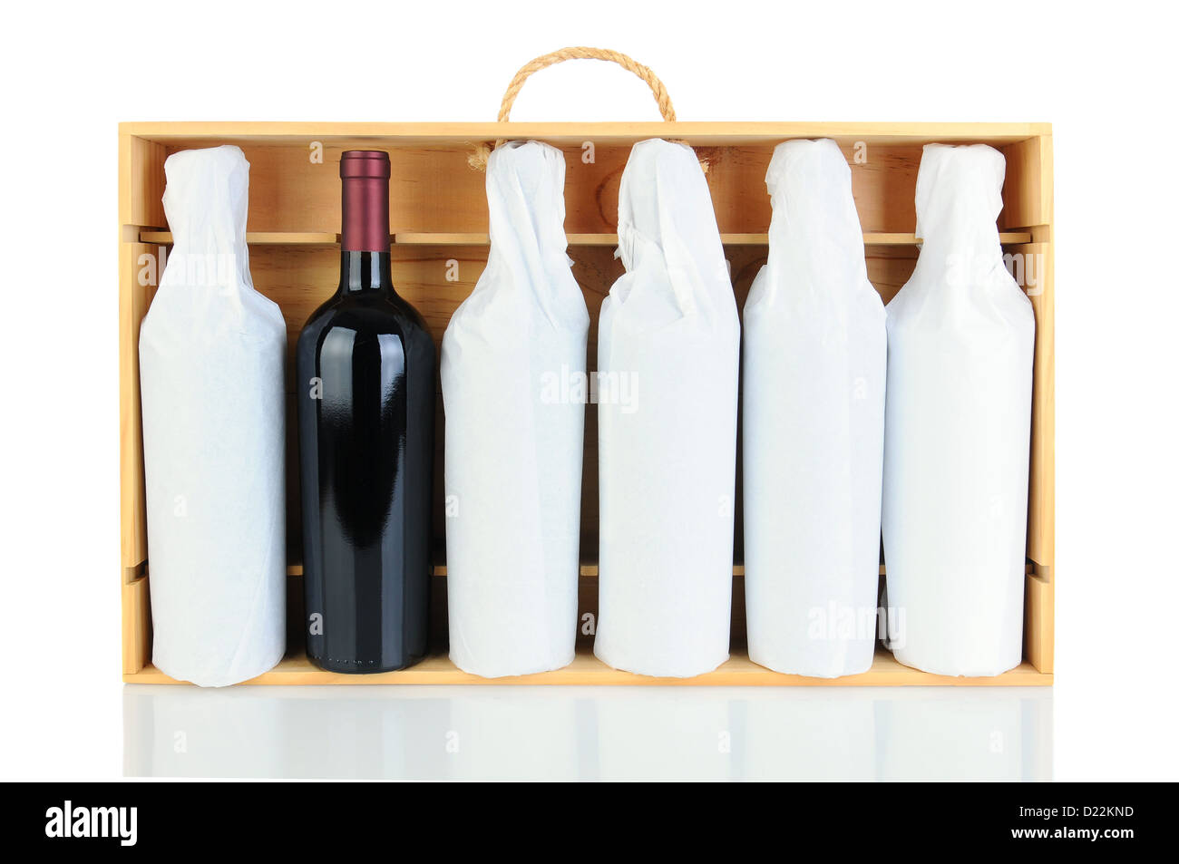 Sechs Gewebe umwickelt Flaschen Weine in einer Holzkiste mit Seil Griff. Querformat, isoliert auf weiss mit Reflexion. Stockfoto