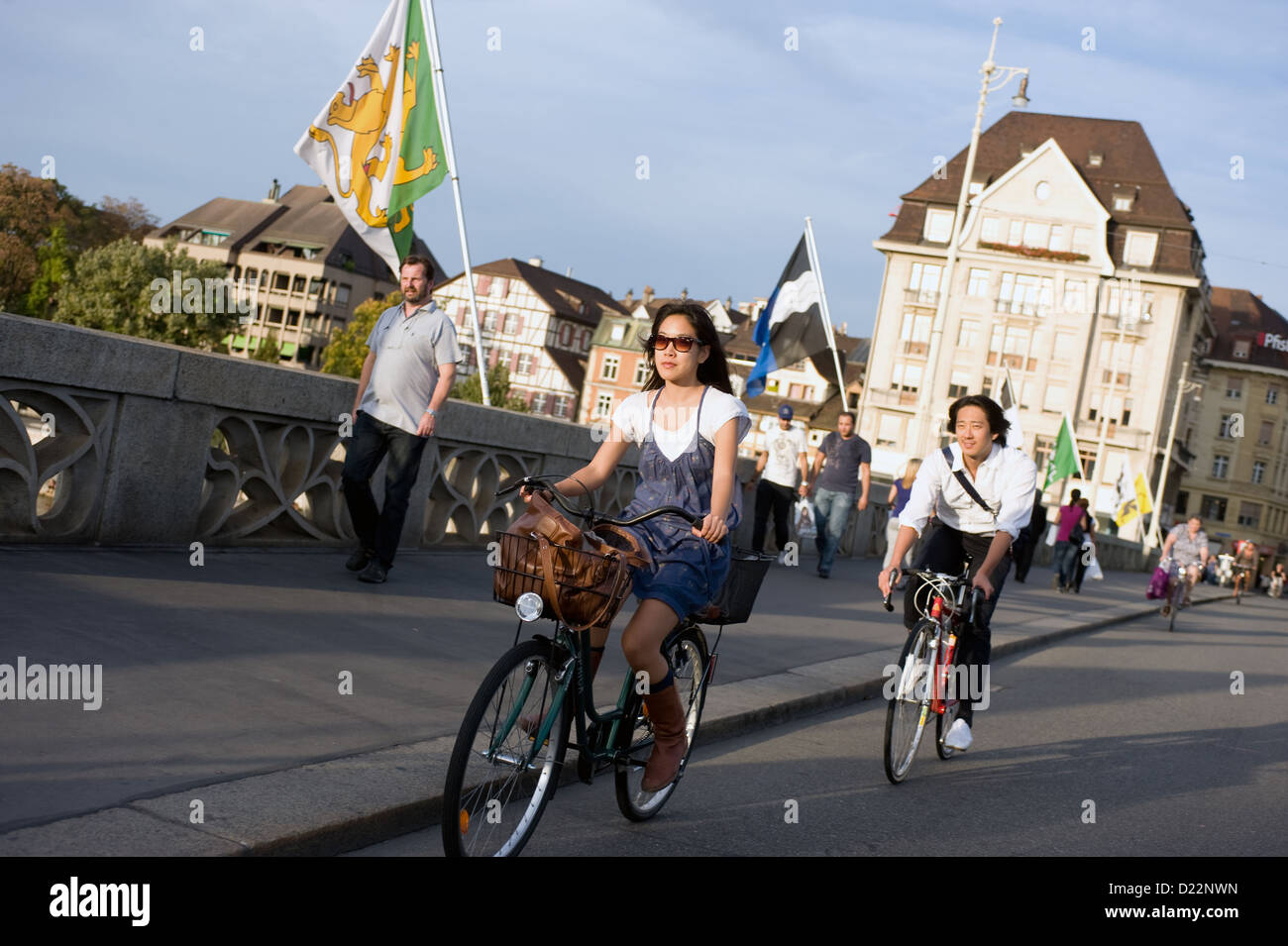 Basel, Schweiz, Passanten und Fahnen der Basel-Gemeinschaften auf der mittleren Brücke Stockfoto