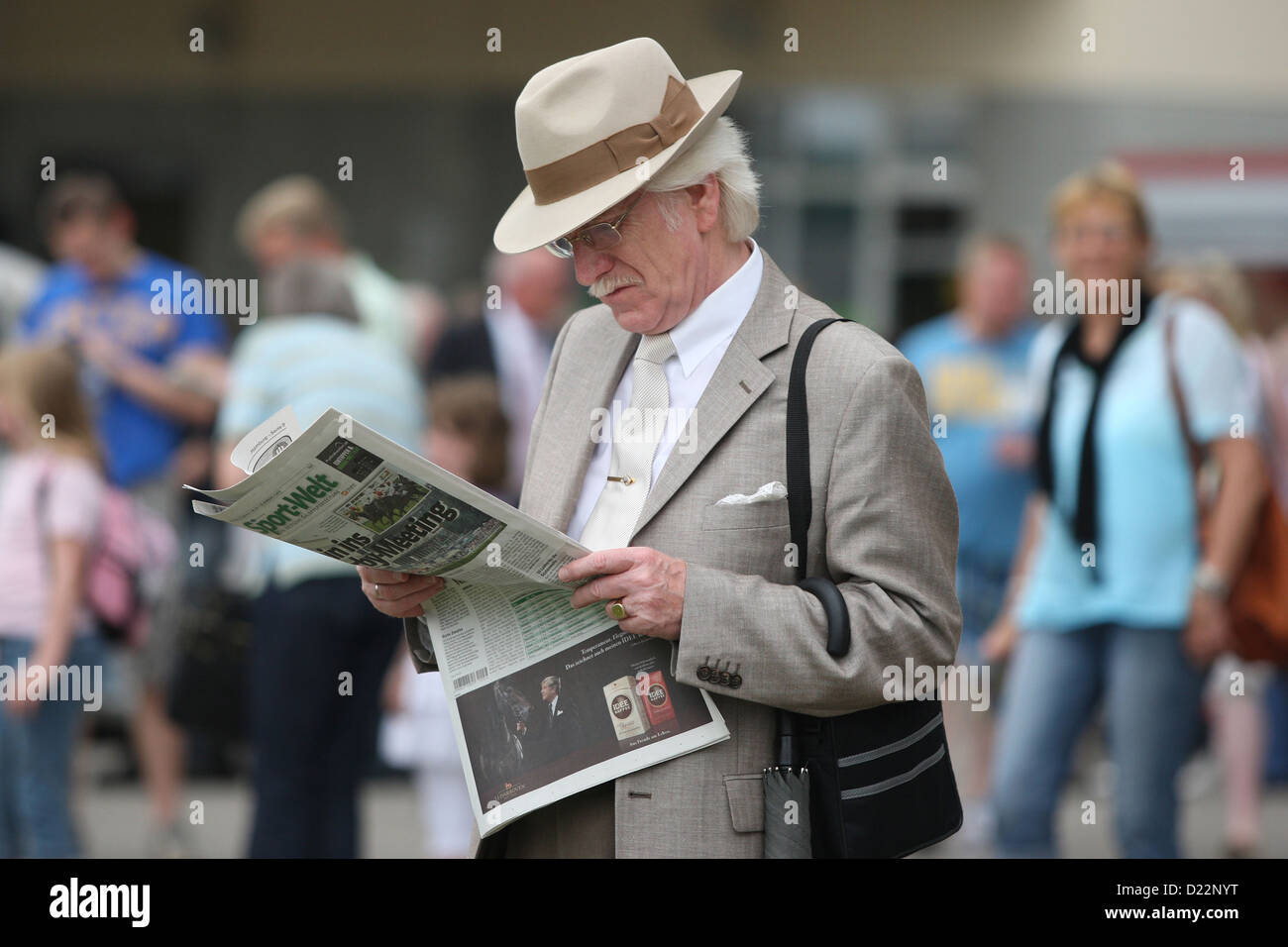 Hamburg, Deutschland, liest ein Mann eine Rennsport-Magazin Stockfoto