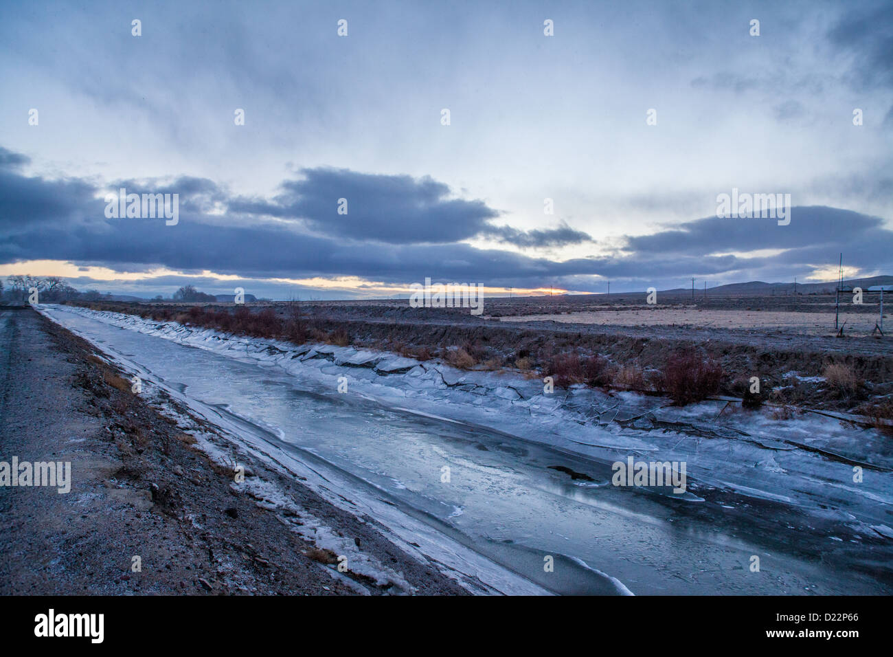 In einem vor kurzem durchlässigen Kanal in Nordnevada Eis gebrochen Stockfoto