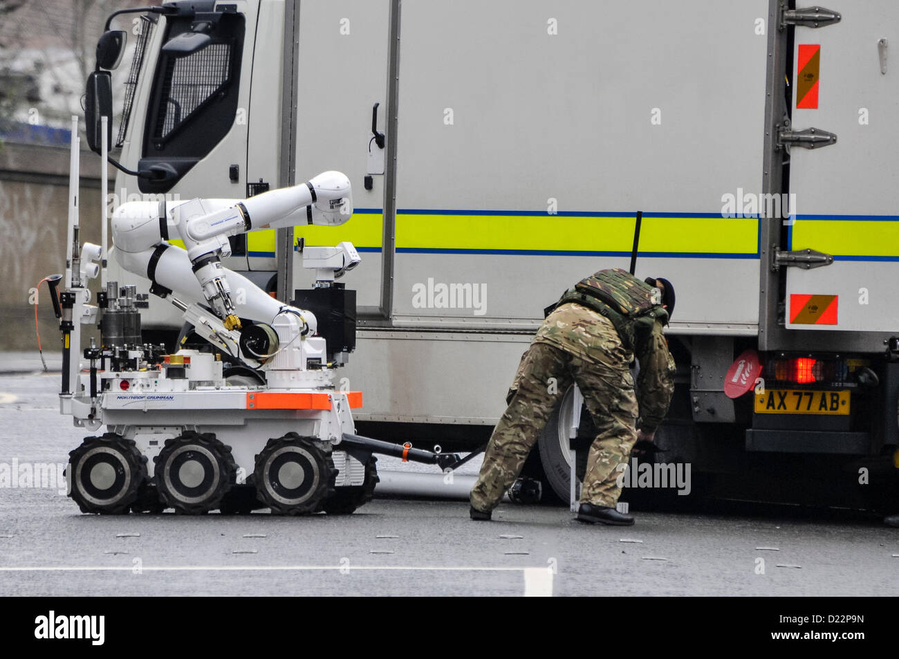Belfast, Nordirland, Vereinigtes Königreich. 12. Januar 2013. Armee ATO bereitet ein Northrop Grumman Archos unbemannten remote Fahrzeug (Roboter) zu einem verdächtigen Gerät Kredit prüfen: Stephen Barnes / Alamy Live News Stockfoto