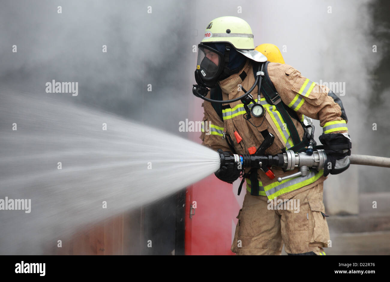 Berlin, Deutschland, Feuerwehrmann bei der Arbeit Loesch Stockfoto