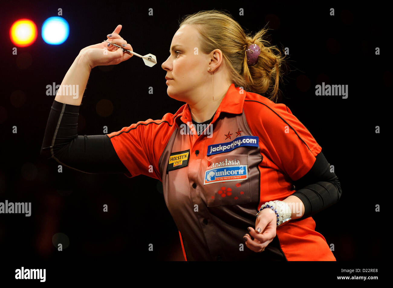Frimley Green Uk 12 Januar 13 Anastasia Dobromyslova Wirft Gegen Lisa Ashton Wahrend Das Damen Finale Der o World Professional Darts Championship Am Seeufer Stockfotografie Alamy