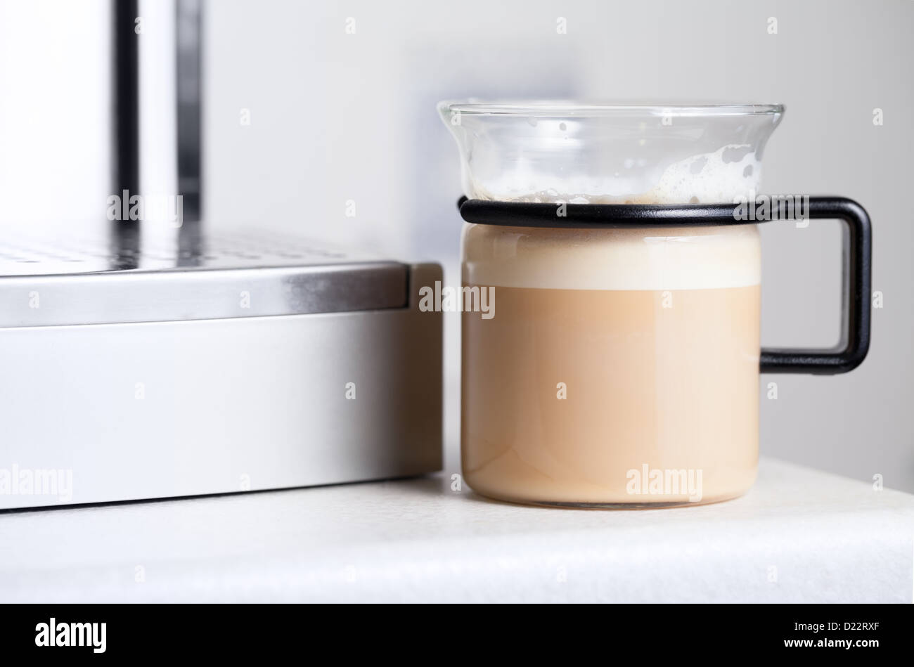Modernes Glastasse Kaffee mit Milch Stockfoto
