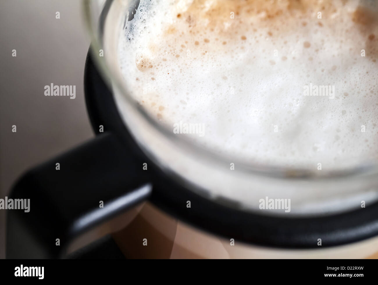Closeup Aufnahme von Milchschaum für Cappuccino im Glaskrug Stockfoto
