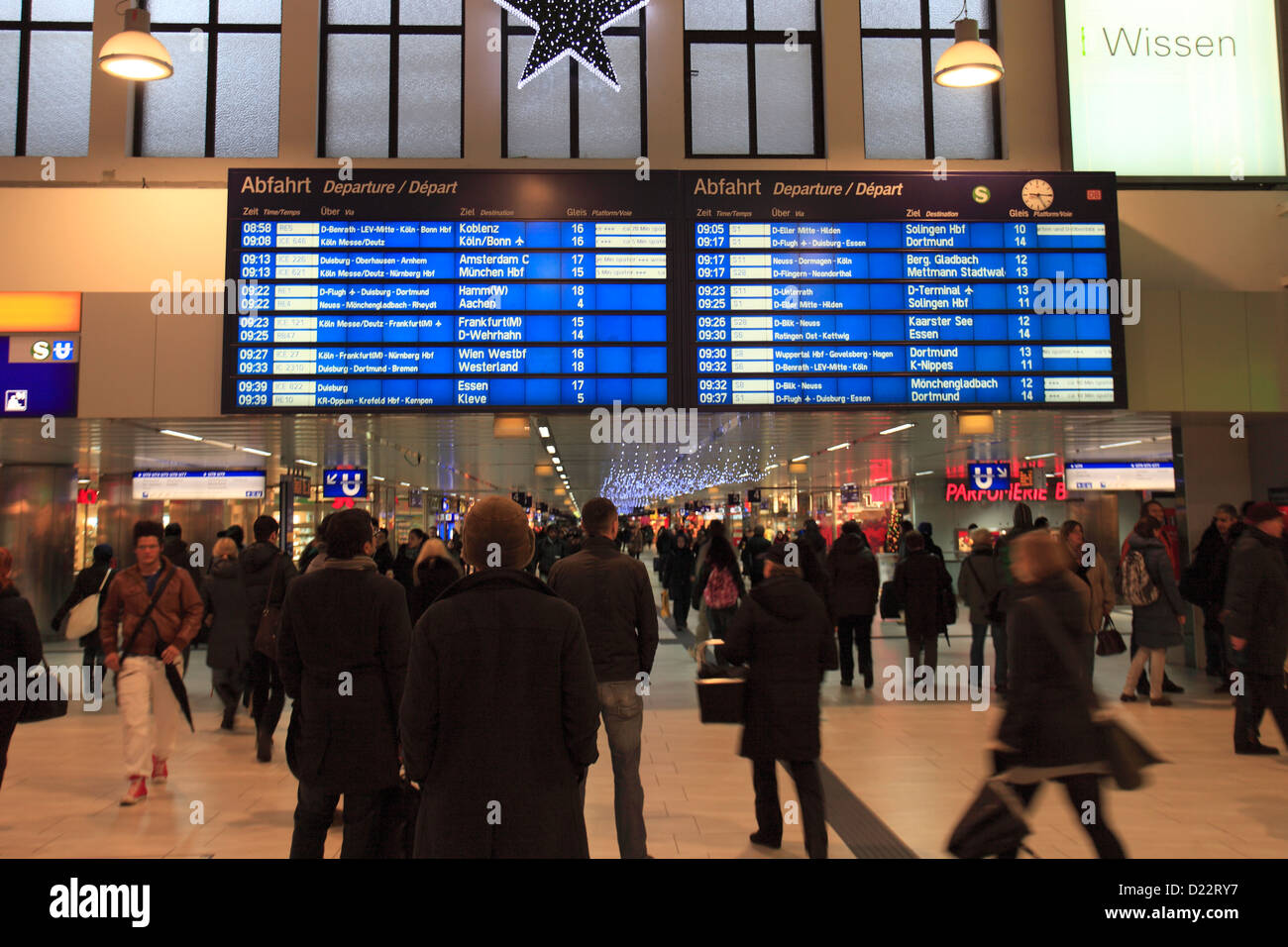 Abfahrtstafel im Düsseldorfer Hauptbahnhof Düsseldorf City Nord-Rhein-Westfalen, Deutschland, Europa Stockfoto