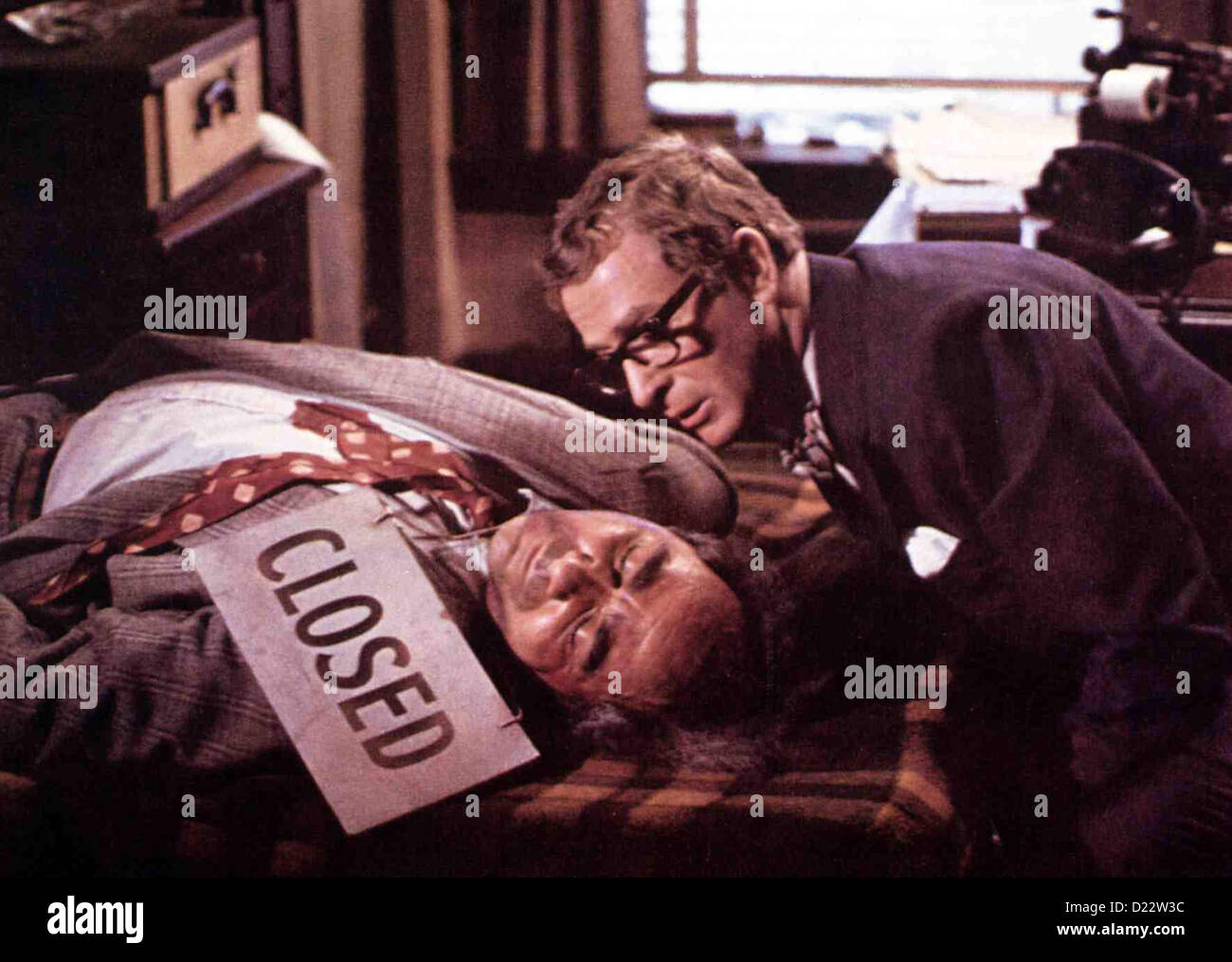 Sterben Sie Falsche Schwester Peeper Michael Constantine, Michael Cain Tucker (Michael Cain, R) Semesters Seinen Auftraggeber Anglich Stockfoto