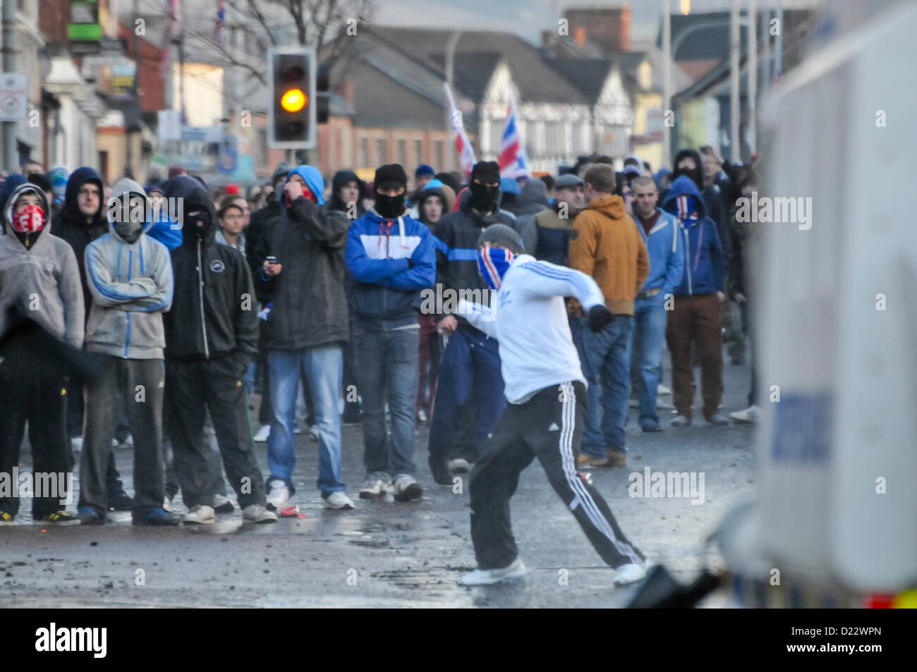 12. Januar 2013, Belfast, Nordirland.  Jugendliche werfen PSNI Steinen und große Mauerwerk.   Bildnachweis: Stephen Barnes / Alamy Live News Stockfoto