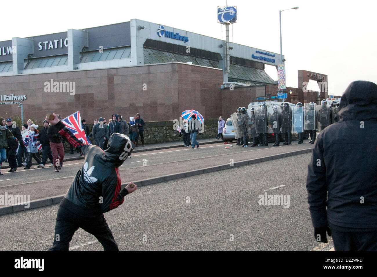 Belfast, UK. 01.12.13.  Ein Loyalist Jugend wirft ein Stein bei Bereitschaftspolizei als Ausschreitungen in Belfast bricht...  © Pete Maclaine / Alamy Live News Stockfoto