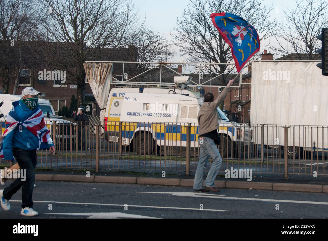 Belfast, UK. 01.12.13.  Ein Demonstrant Loyalist verspottet Katholiken in den kurzen Strang Bereich als Ausschreitungen in Belfast bricht...  © Pete Maclaine / Alamy Live News Stockfoto