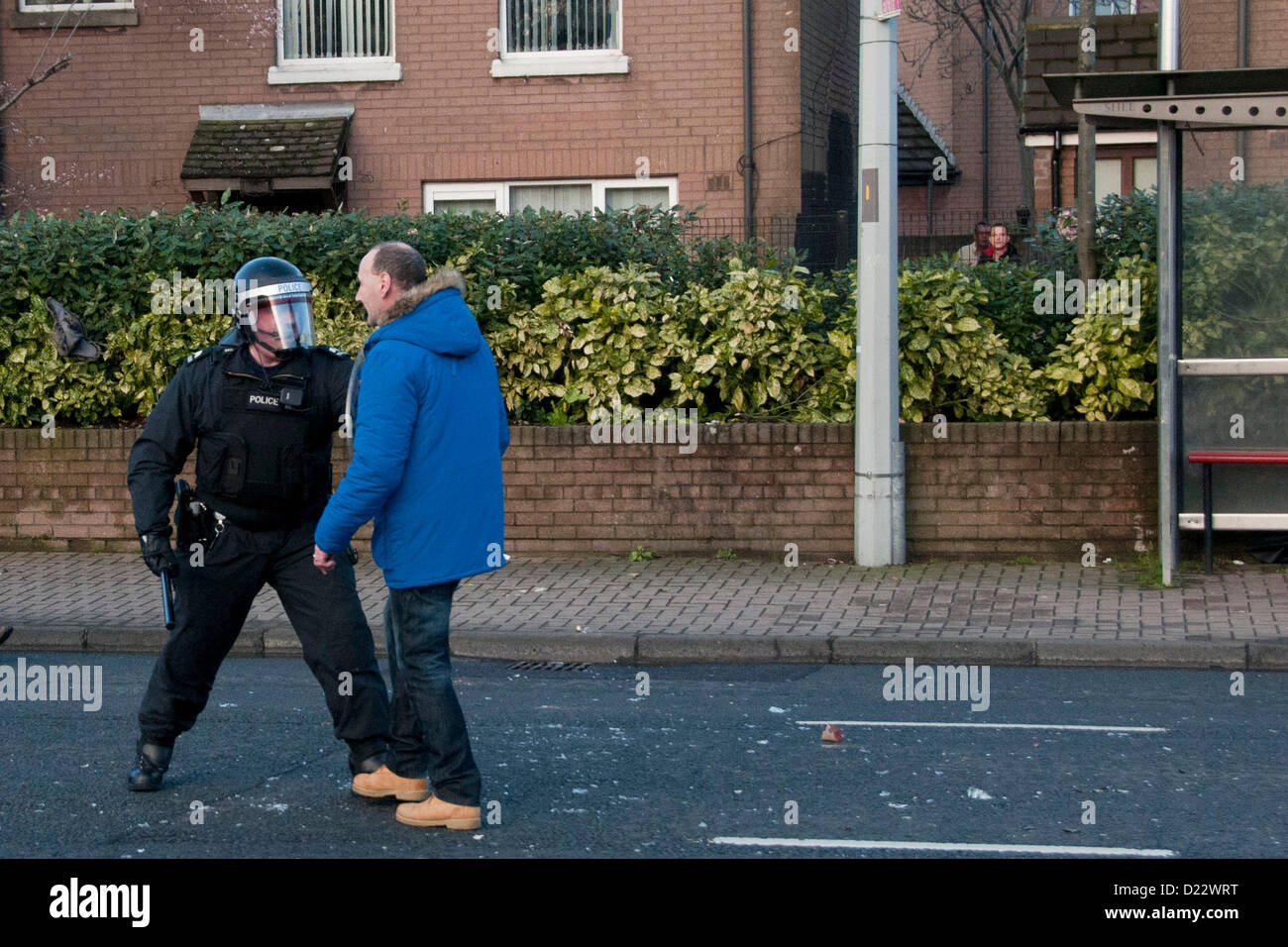 Belfast, UK. 01.12.13.  Ein Loyalist herausgefordert durch einen Aufruhr Polizist als Ausschreitungen in Belfast bricht...  © Pete Maclaine / Alamy Live News Stockfoto