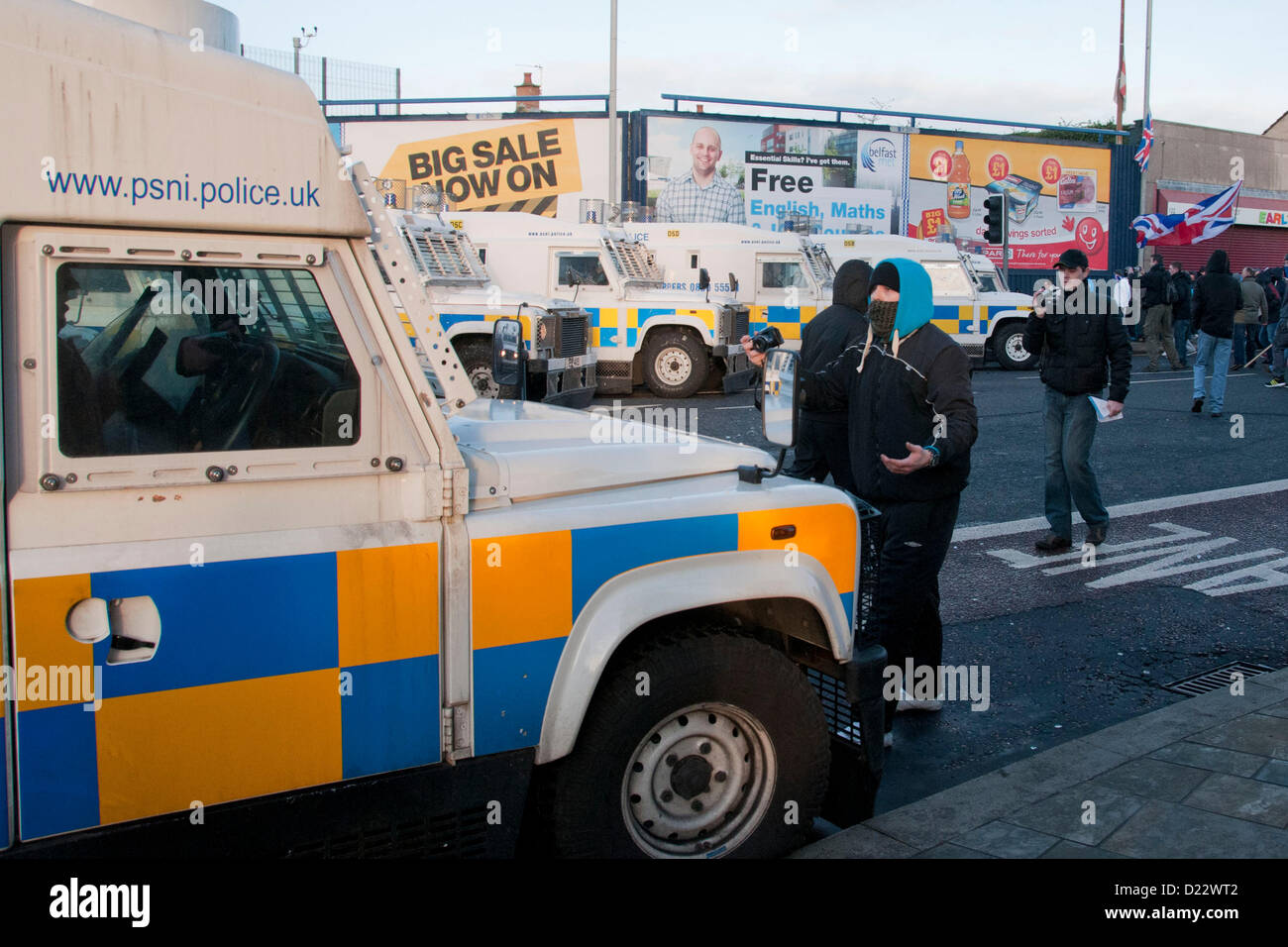 Belfast, UK. 01.12.13.  Loyalist mit einer Videokamera steht vor einem Polizei-Fahrzeug als Ausschreitungen bricht in Belfast Borough von Castlereagh...  © Pete Maclaine / Alamy Live News Stockfoto