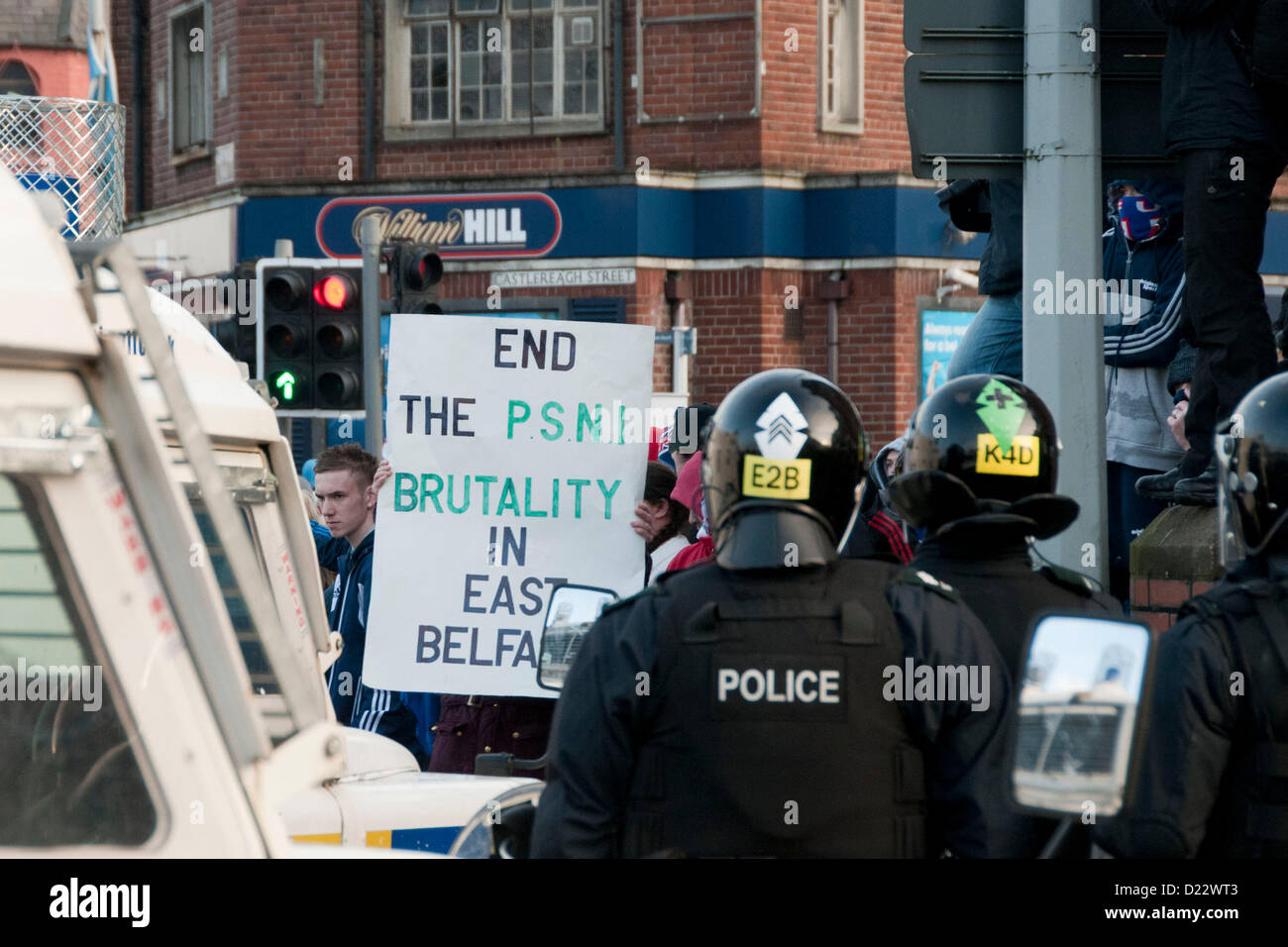 Belfast, UK. 01.12.13.  Ein Loyalist Demonstranten hält ein Plakat als randalierende Pausen in Belfast Borough von Castlereagh...  © Pete Maclaine / Alamy Live News Stockfoto