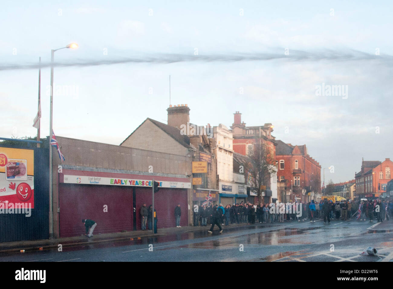 Belfast, UK. 01.12.13.  Wasserwerfer werden als Loyalist Jugendliche Polizisten mit Steinen, Flaschen bewerfen und Stöcken als Ausschreitungen in Belfast Borough von Castlereagh bricht verwendet...  © Pete Maclaine / Alamy Live News Stockfoto