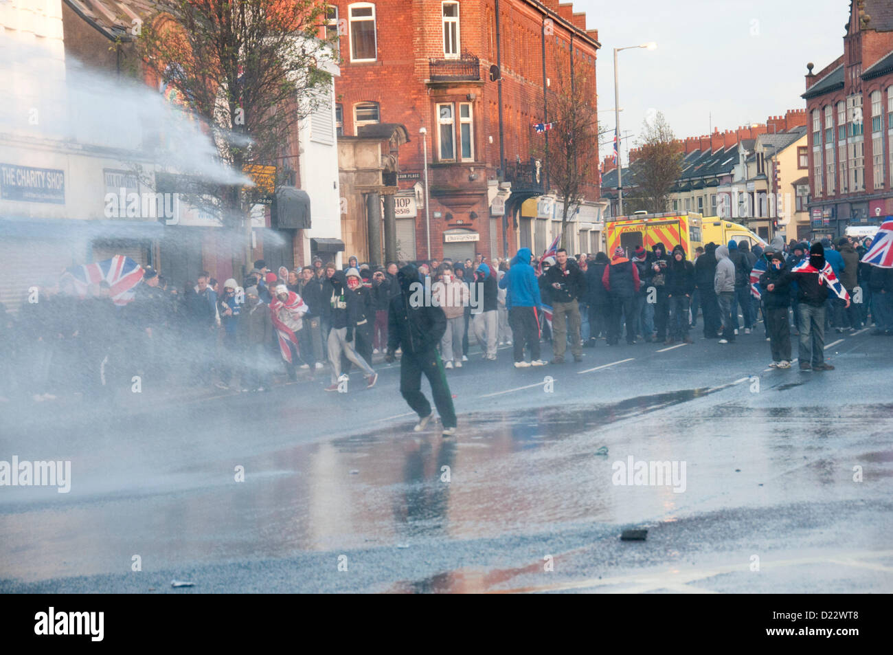 Belfast, UK. 01.12.13.  Wasserwerfer werden als Loyalist Jugendliche Polizisten mit Steinen, Flaschen bewerfen und Stöcken als Ausschreitungen in Belfast Borough von Castlereagh bricht verwendet...  © Pete Maclaine / Alamy Live News Stockfoto