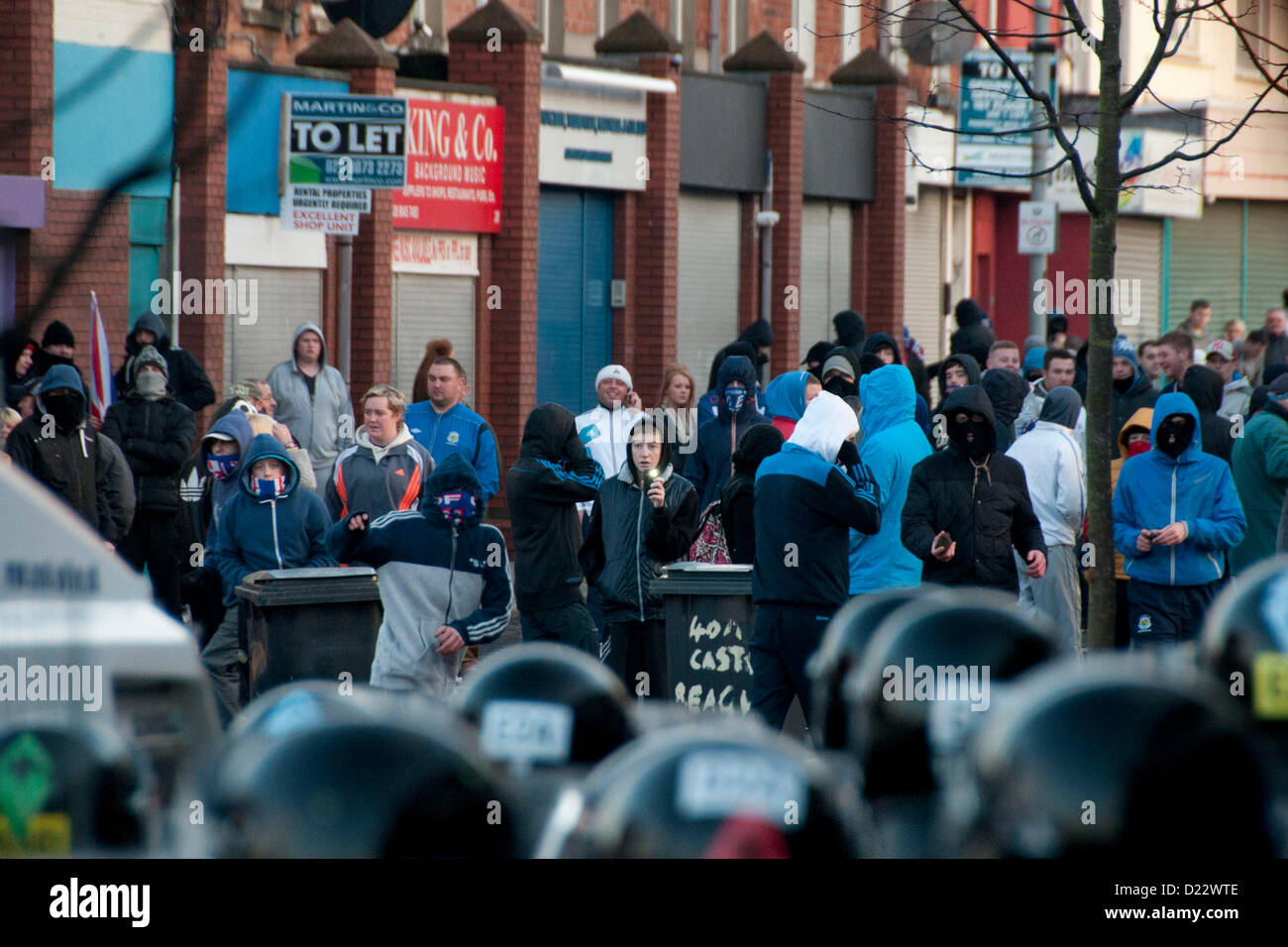 Belfast, UK. 01.12.13.  Loyalist Jugendliche bewerfen Polizisten mit Steinen, Flaschen und Stöcken als Ausschreitungen in Belfast Borough von Castlereagh bricht...  © Pete Maclaine / Alamy Live News Stockfoto