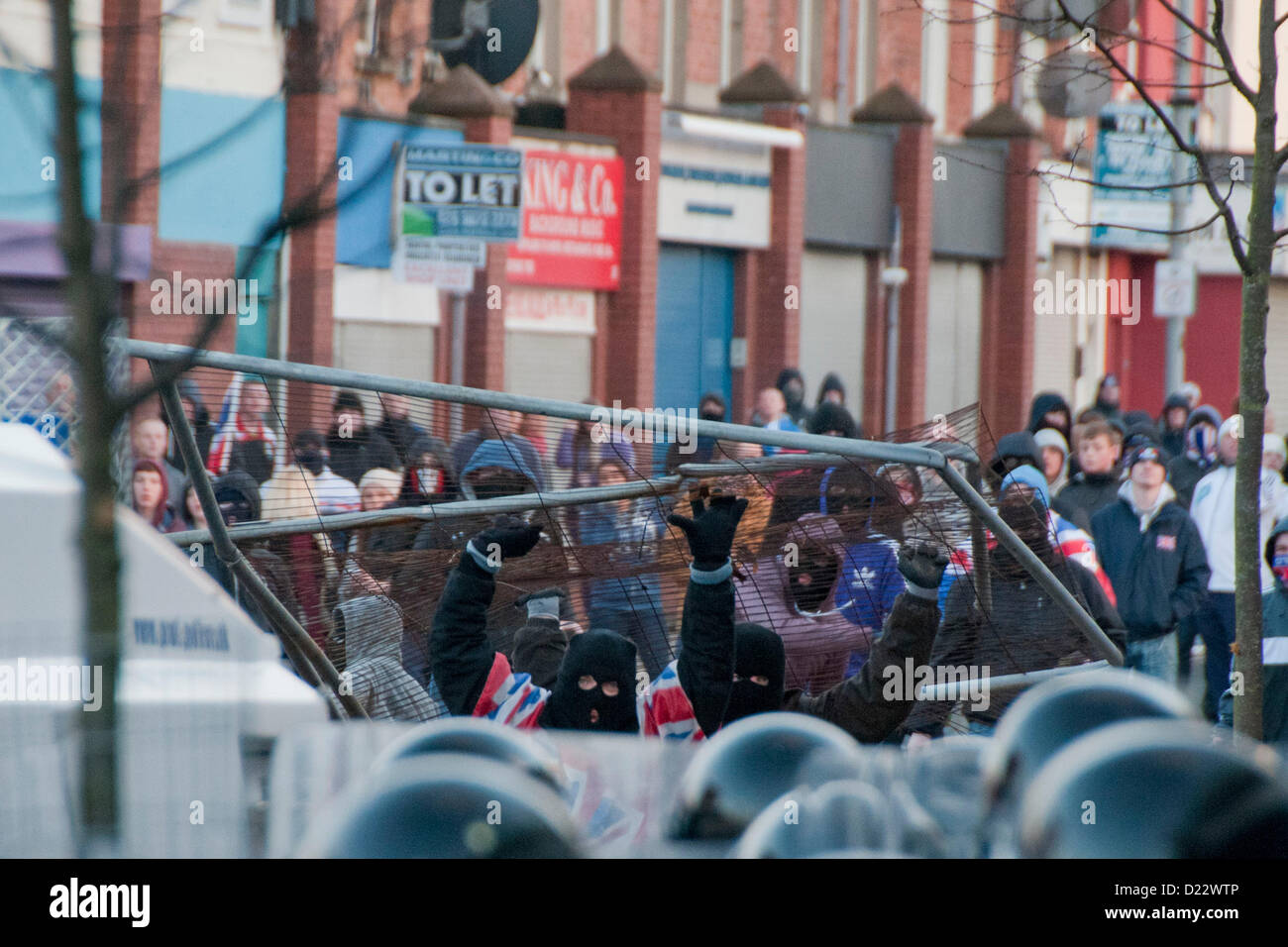 Belfast, UK. 01.12.13.  Loyalist Jugendliche Gebrauch bricht Metall Barriere gegen Polizei als Ausschreitungen in Belfast Borough von Castlereagh...  © Pete Maclaine / Alamy Live News Stockfoto