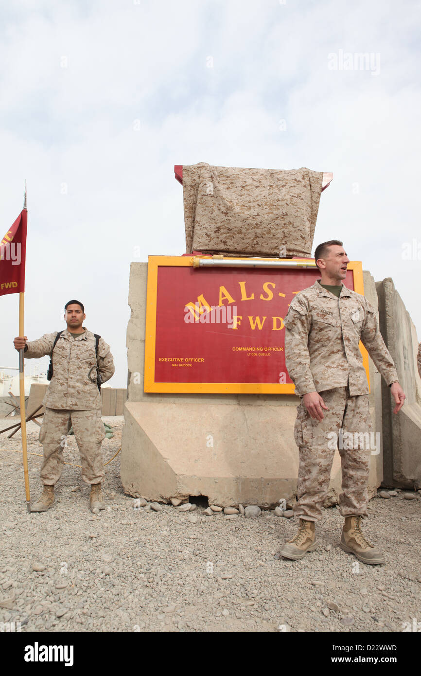 Jason S. Guello, Oberstleutnant des U.S. Marine Corps, spricht am 10. Januar 2013 bei einer Einweihungszeremonie in Camp Bastion, Provinz Helmand, Afghanistan, an Marines und Seeleuten. für Marine Aviation Logistics Squadron (MALS) 16. Stockfoto