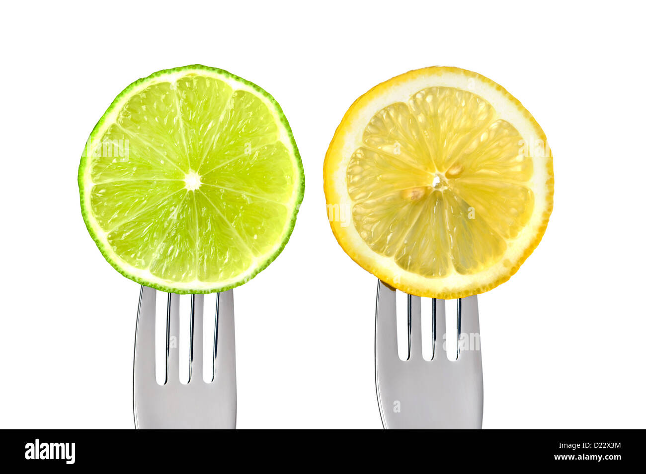 in Scheiben geschnittenen Limetten und Zitronen Zitrusfrüchte auf Gabeln auf weißen Hintergrund isoliert Stockfoto