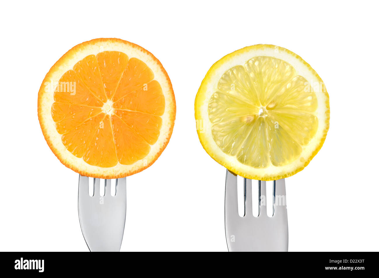 Orange und Zitrone Zitrusfrüchte Scheiben auf Gabeln gegen isoliert, weißer Hintergrund Stockfoto