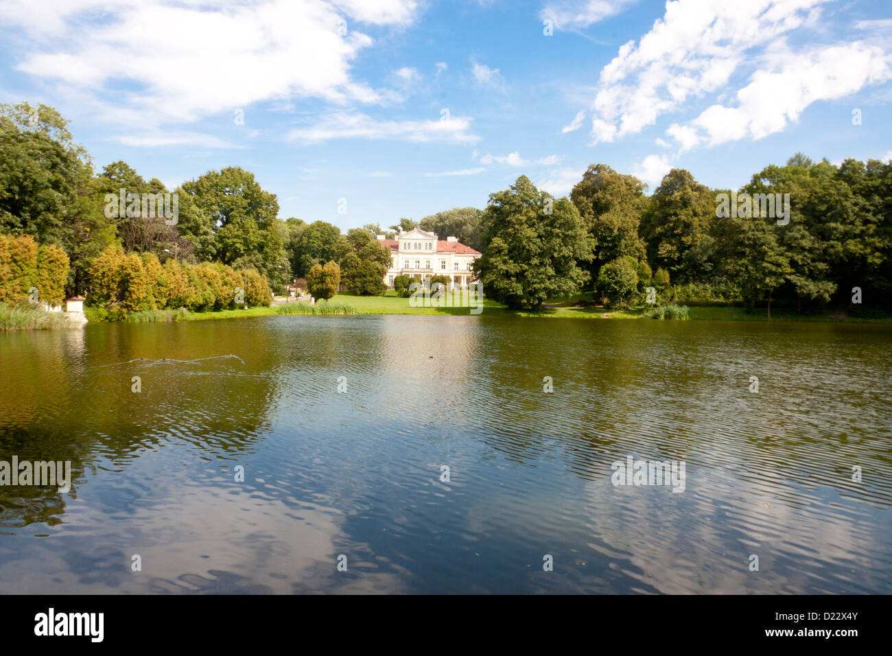 Zloty Potok - Blick auf die alte Schönheit Palast auf dem See. Stockfoto