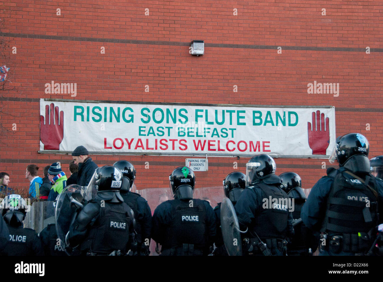 Belfast, UK. 01.12.13. Riot Polizei Stand vor der ein Banner mit der Rote Hand von Ulster und eine Begrüßungsnachricht an Loyalisten als Ausschreitungen bricht in Belfast Borough von Castlereagh...  © Pete Maclaine / Alamy Live News Stockfoto