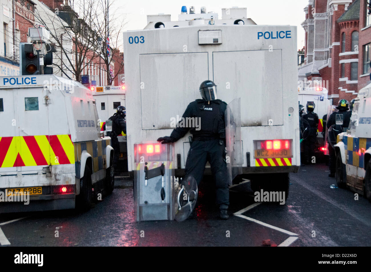 Belfast, UK. 01.12.13.  Ein Polizist ruht für wenige Augenblicke bevor die nächste aufladen als randalierende Pausen in Belfast Borough von Castlereagh...  © Pete Maclaine / Alamy Live News Stockfoto