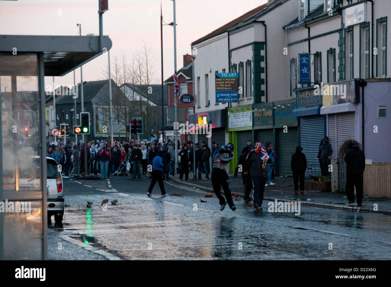 Belfast, UK. 01.12.13.  Loyalist Jugendliche bewerfen Polizisten mit Steinen, Flaschen und Stöcken als Ausschreitungen in Belfast Borough von Castlereagh bricht...  © Pete Maclaine / Alamy Live News Stockfoto
