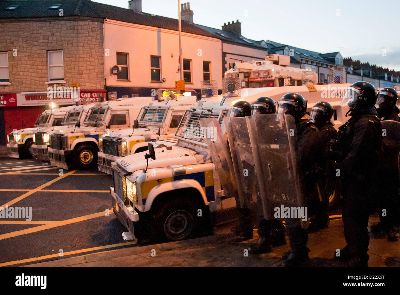 Belfast, UK. 01.12.13.  Bereitschaftspolizei vor einer Ladung als Ausschreitungen in Belfast Borough von Castlereagh bricht...  © Pete Maclaine / Alamy Live News Stockfoto