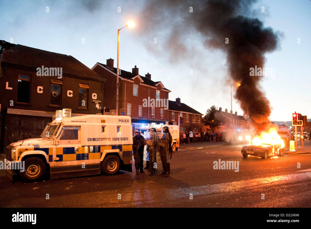 Belfast, UK. 01.12.13.  Ein Auto brennt in den Beersbridge Bereich als Ausschreitungen in Belfast Borough von Castlereagh bricht...  © Pete Maclaine / Alamy Live News Stockfoto