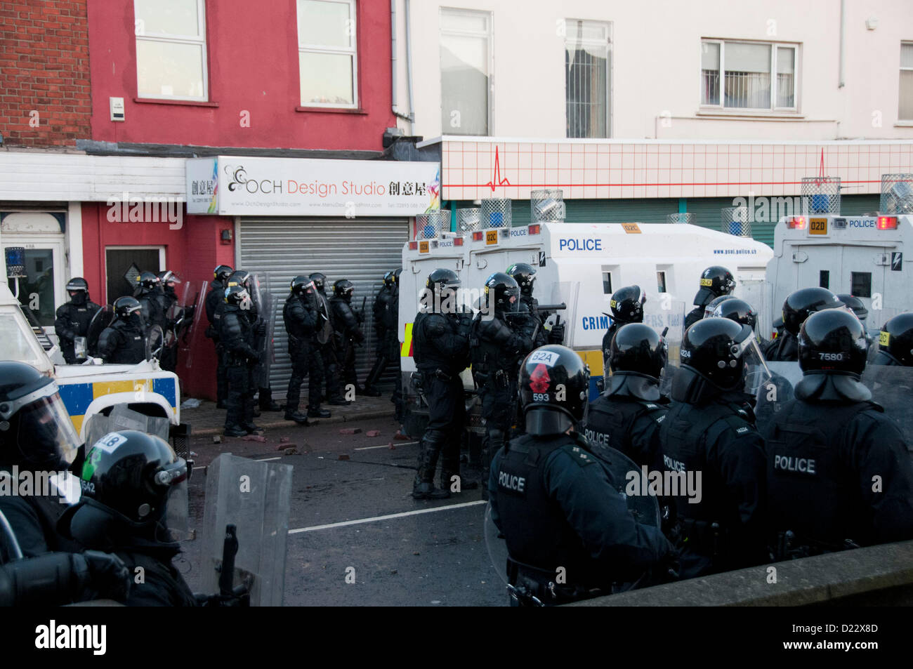 Belfast, UK. 01.12.13.  Verwendung Polizeiknüppel Runden als randalierende Pausen in Belfast Borough von Castlereagh...  © Pete Maclaine / Alamy Live News Stockfoto