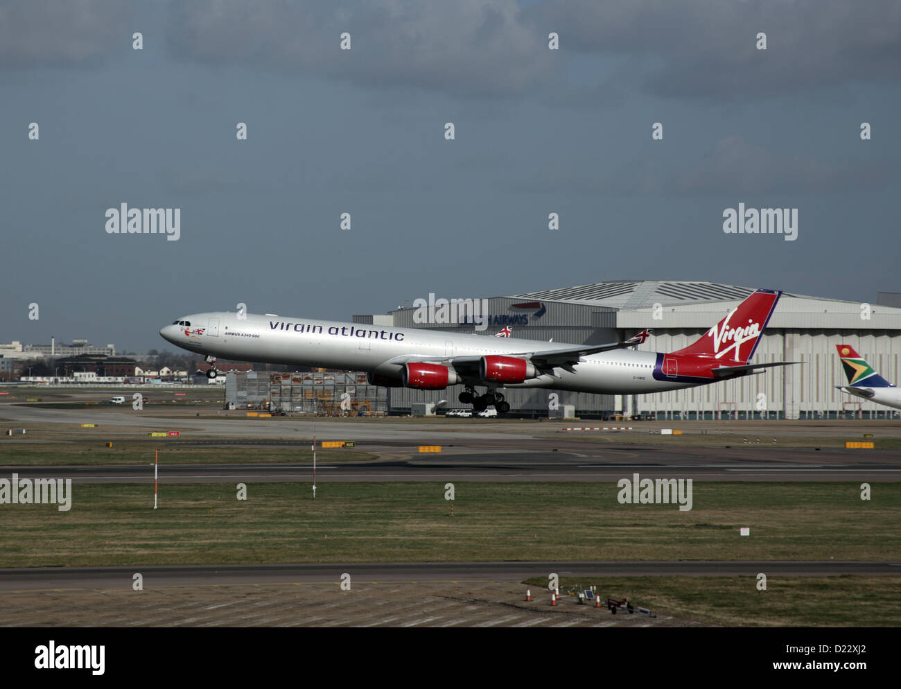 Virgin Atlantic Airbus A340-600 "Miss Behavin" landet auf dem Flughafen London Heathrow. Stockfoto