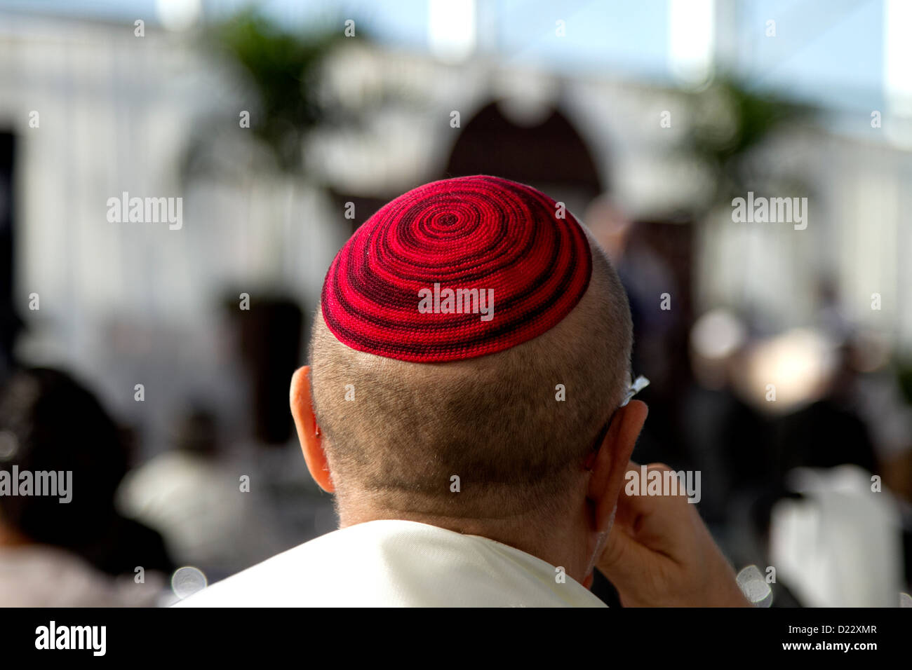 Mann trägt rote yarmulka Stockfoto