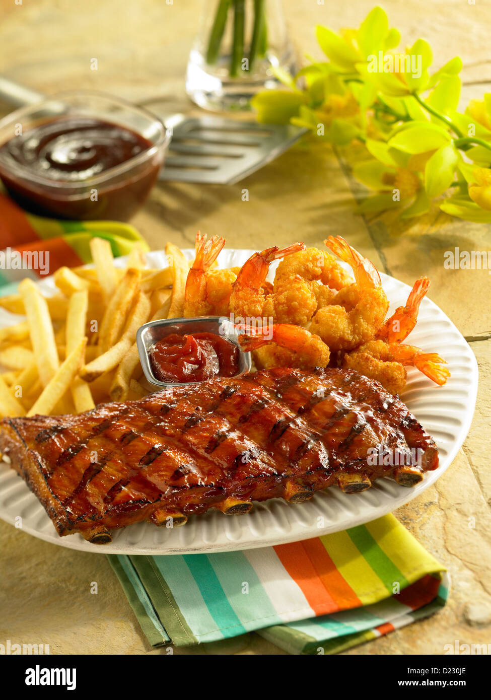 Barbecue Rippchen und Garnelen serviert mit Pommes frites Stockfoto