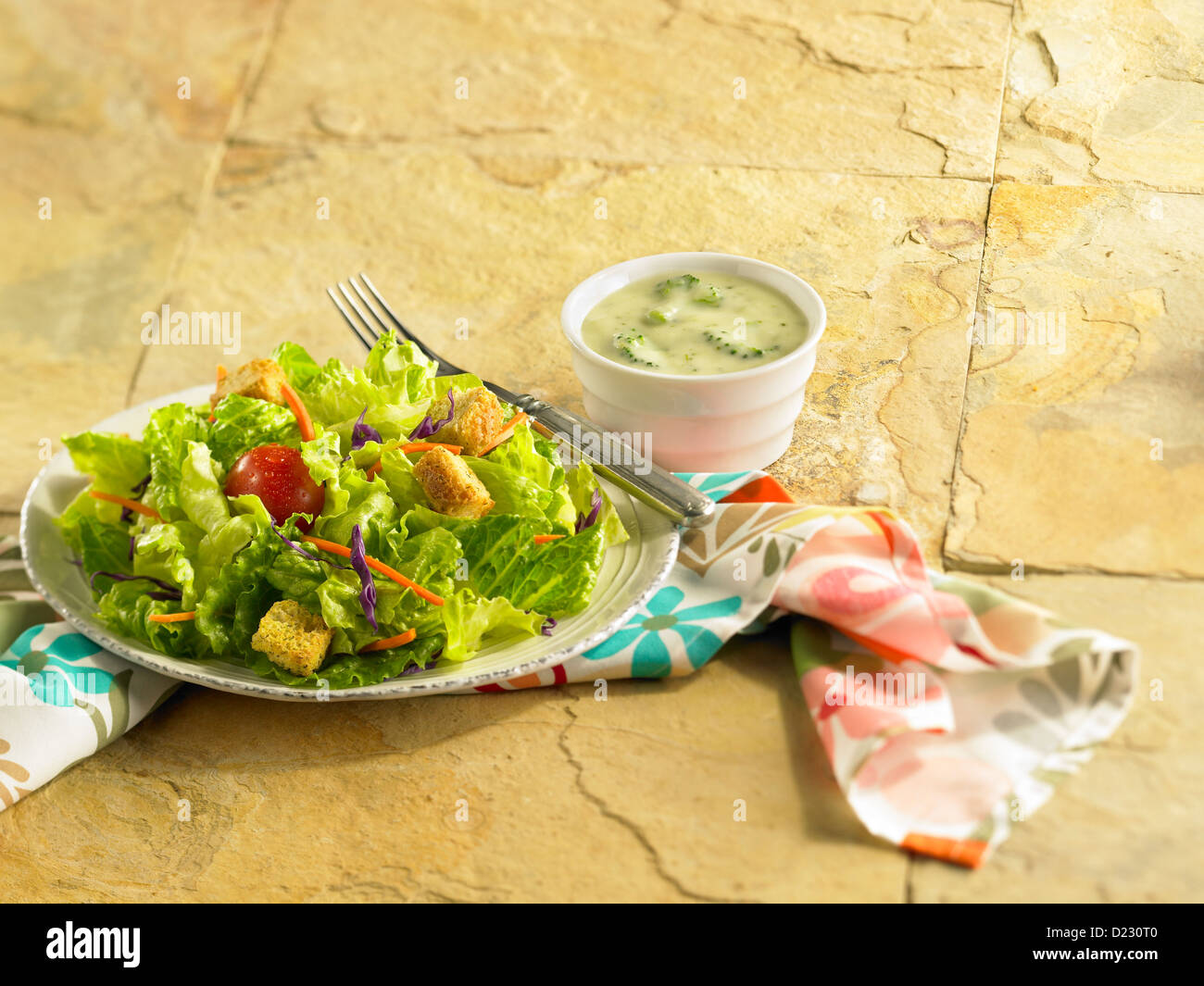 Suppe und Salat Stockfoto