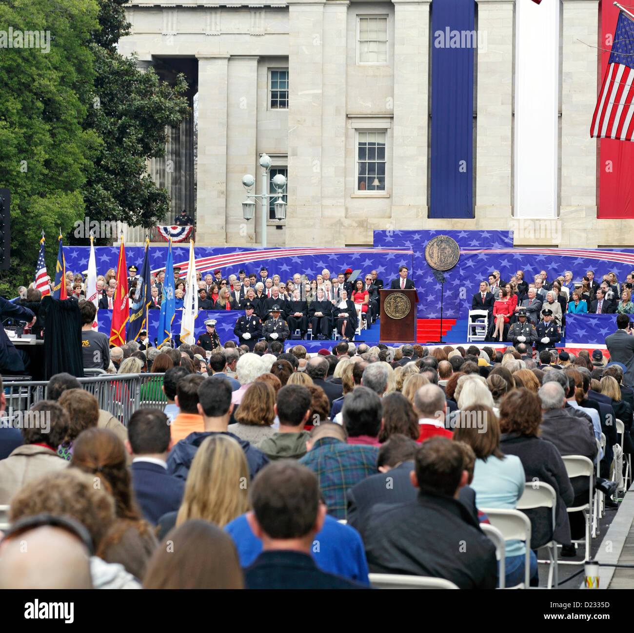 Raleigh North Carolina, USA, 12. Januar 2013. Pat McCrory spricht bei seiner Einweihung für Gouverneur von North Carolina, vor einem dekorierten State Capitol Gebäude. Stockfoto