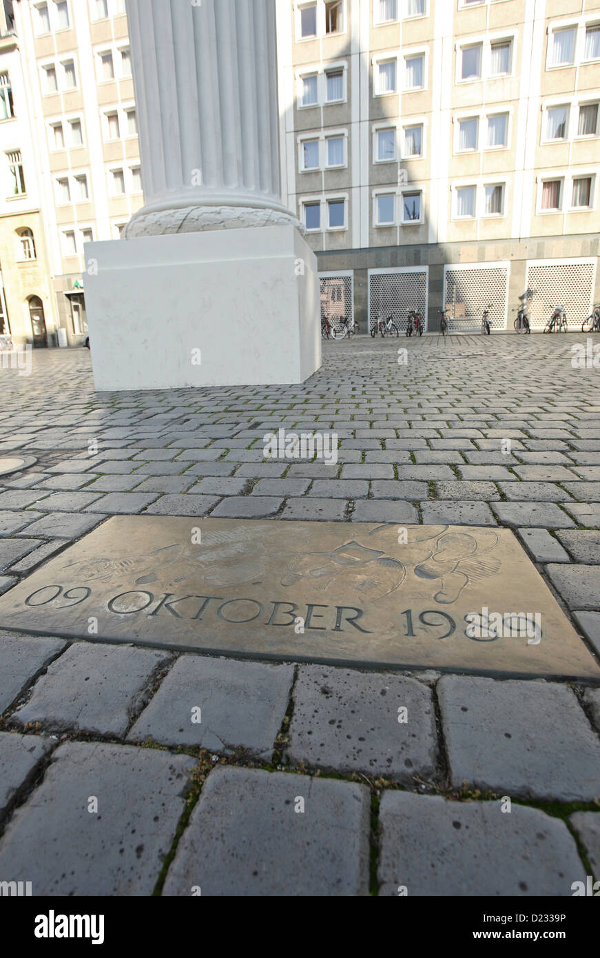 Leipzig, Deutschland, Gedenktafel vor der Nikolaikirche und der Friedenssaeule Stockfoto