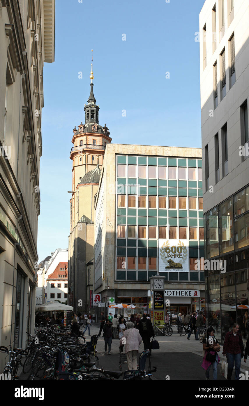 Leipzig, Deutschland, der Fußgängerzone im Hintergrund der Nikolai-Kirche Stockfoto
