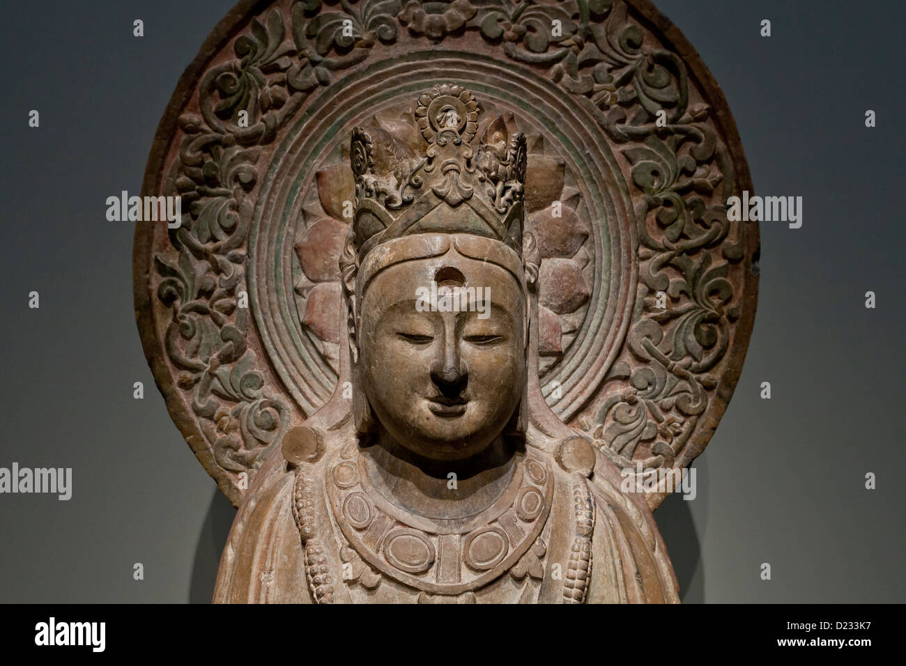 Kalkstein-Bodhisattva-Skulptur aus China, nördlichen Qi-Dynastie, 550 n. Chr. Stockfoto