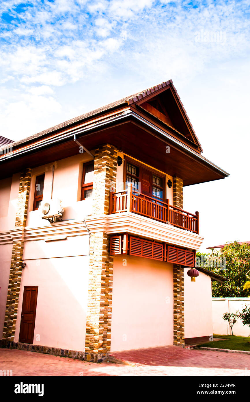 Zweistöckiges Haus für die Bewohner in städtischen Gebieten Asiens. Stockfoto