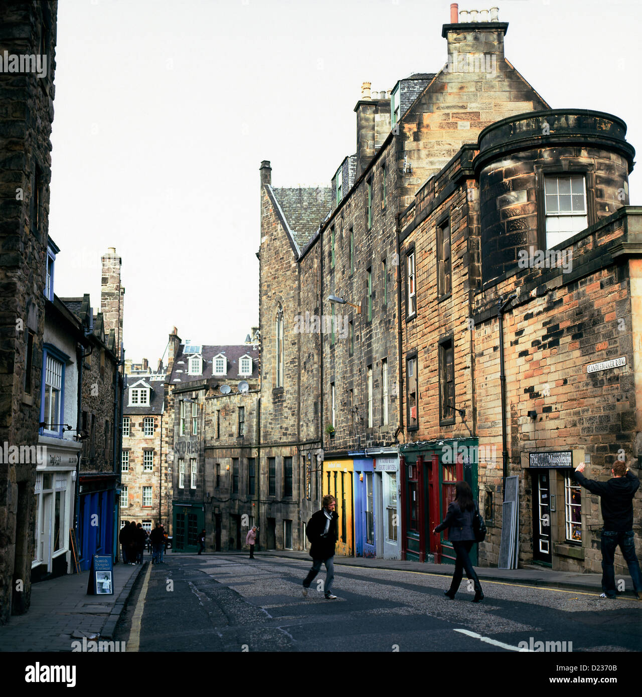 Menschen zu Fuß auf der Straße und ein Blick auf die historischen Gebäude auf kerzenmacher Zeile in Edinburgh Schottland Großbritannien KATHY DEWITT Stockfoto
