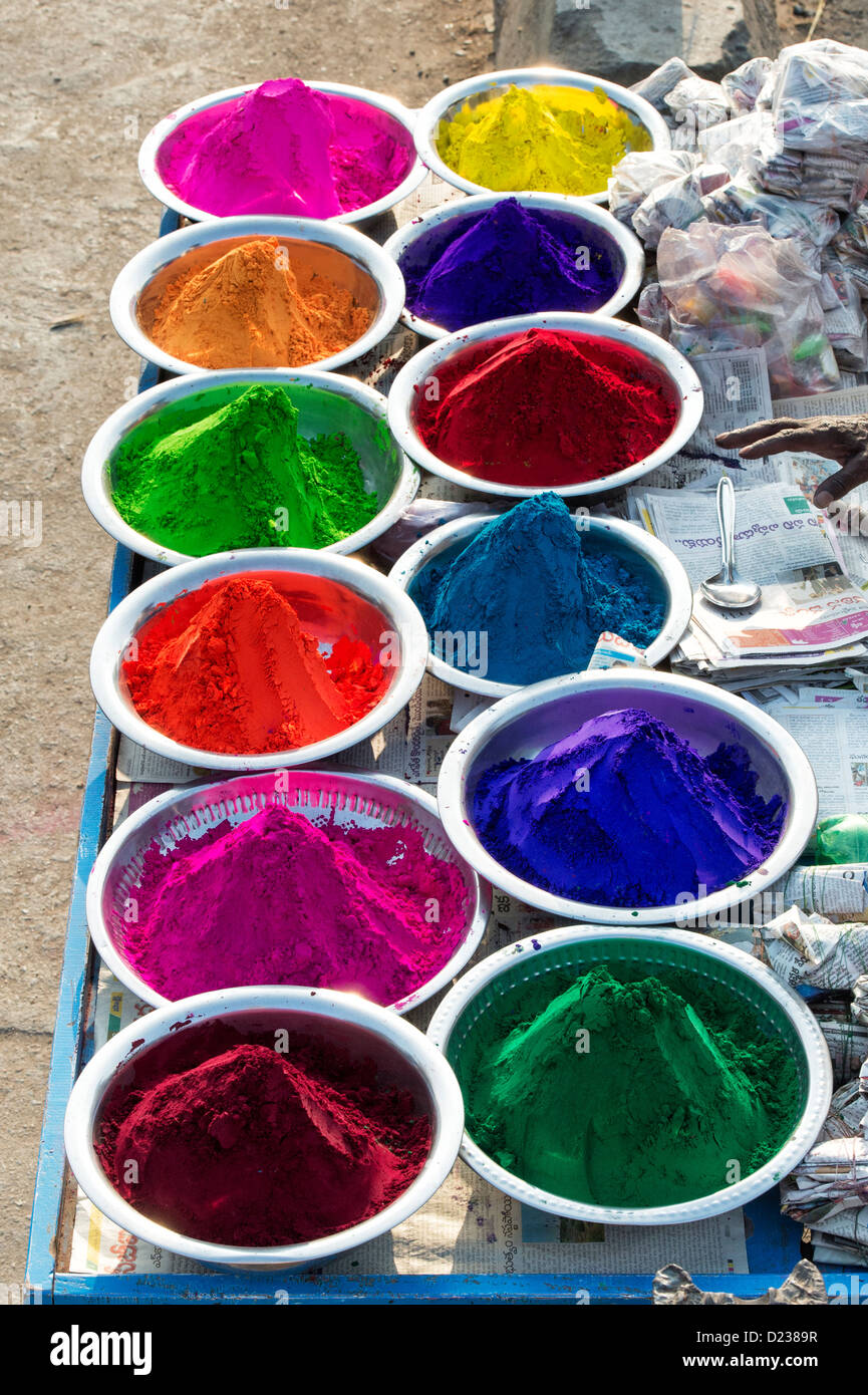 Indische Farbpulver in Metall Schalen verwendet für die Herstellung von Rangoli Designs auf Festivals. Andhra Pradesh, Indien Stockfoto
