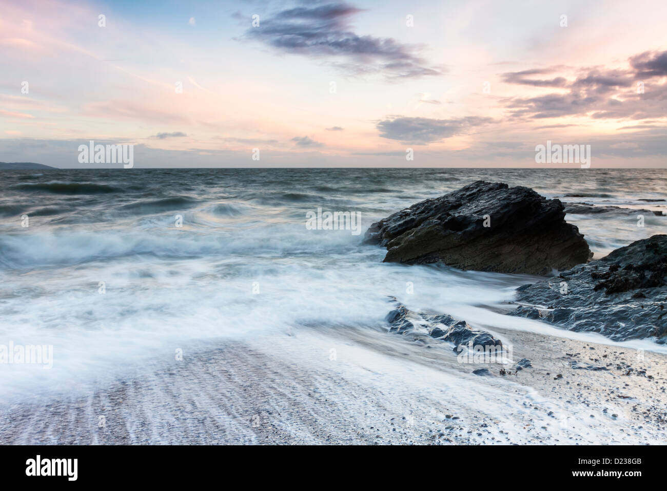 Der Küste der irischen See in einem hell erleuchteten Morgen. Malahide in der Nähe von Dublin. Stockfoto