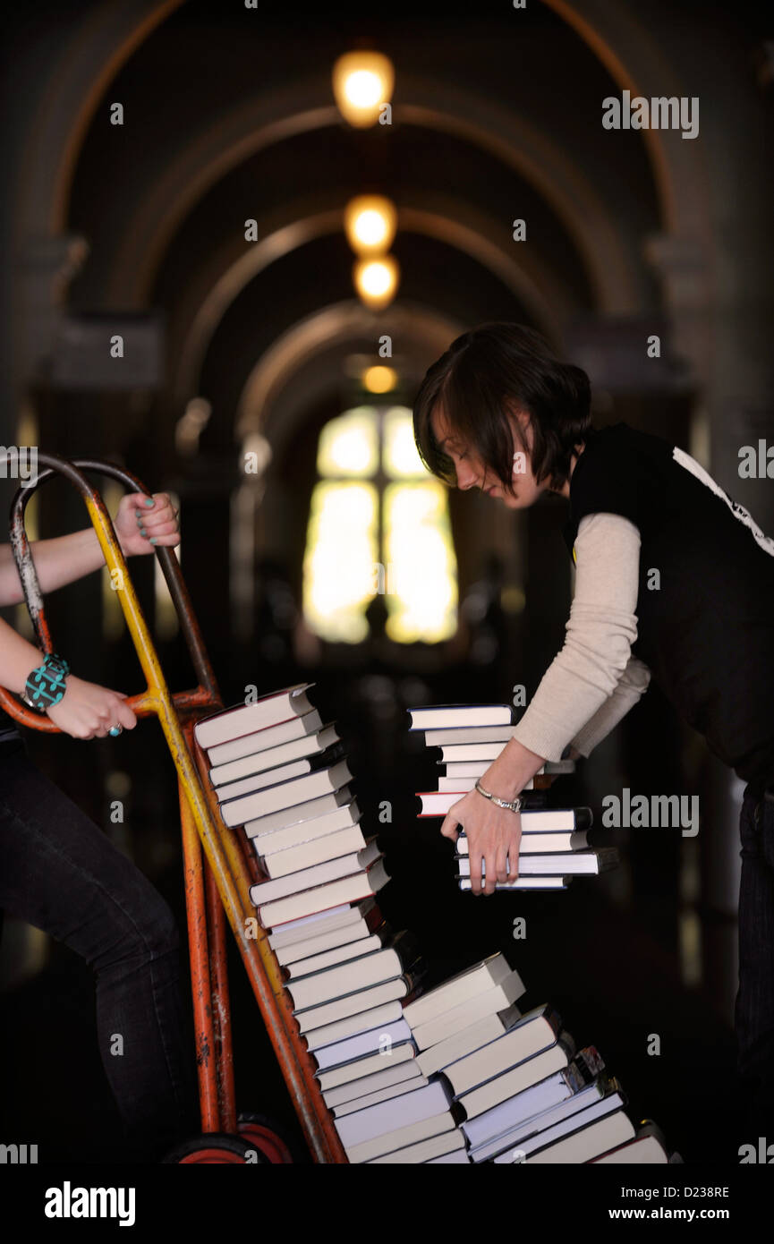 Festivalorganisatoren Manöver einen Stapel Bücher auf einem Sack-LKW auf dem Cheltenham Literaturfestival UK Stockfoto