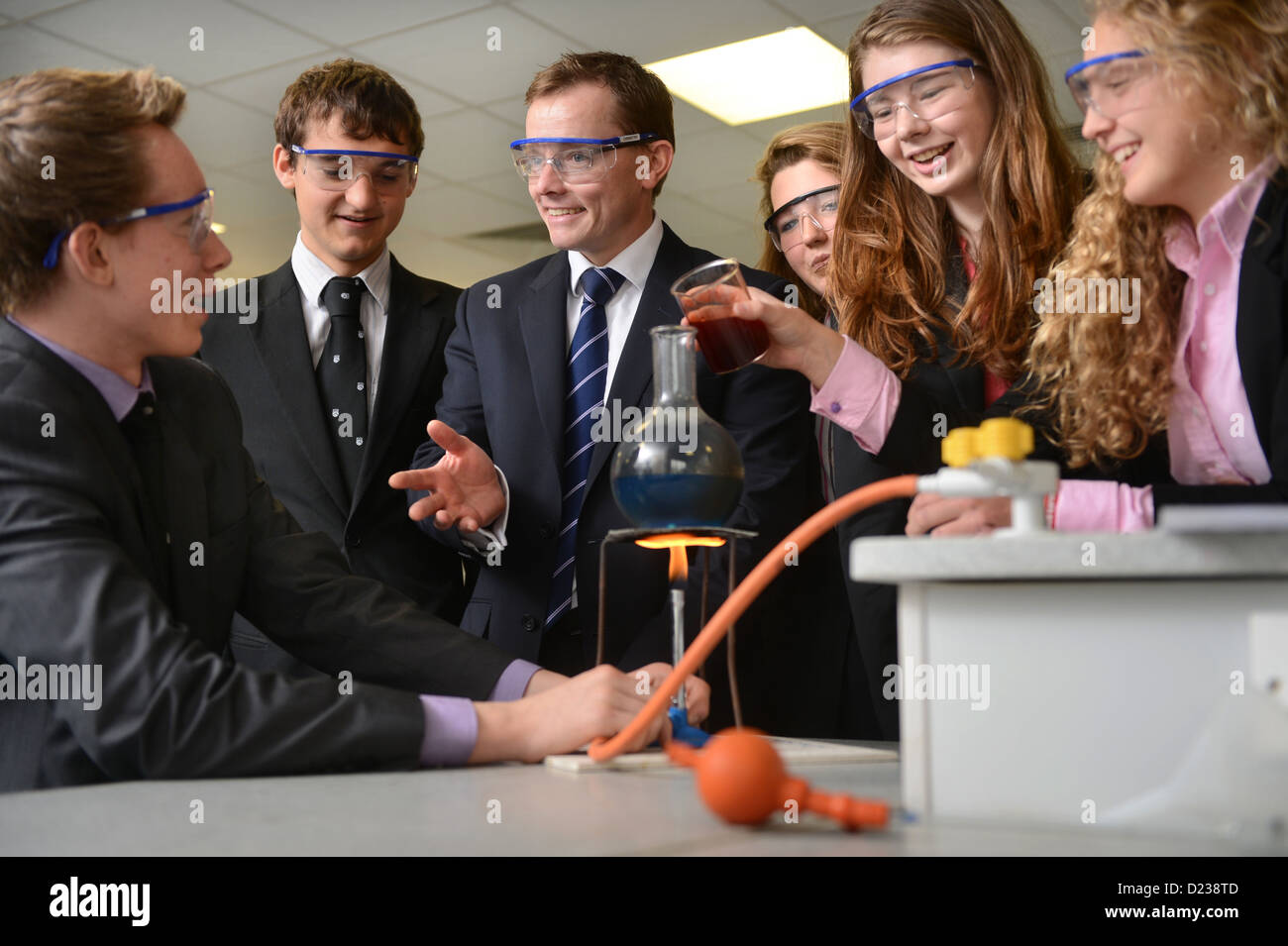Schulleiter Russel Ellicott mit Schülern, die Durchführung eines Chemie-Experiments in einer Wissenschaft Unterrichtsstunde an Pasteten Grammar School in Che Stockfoto