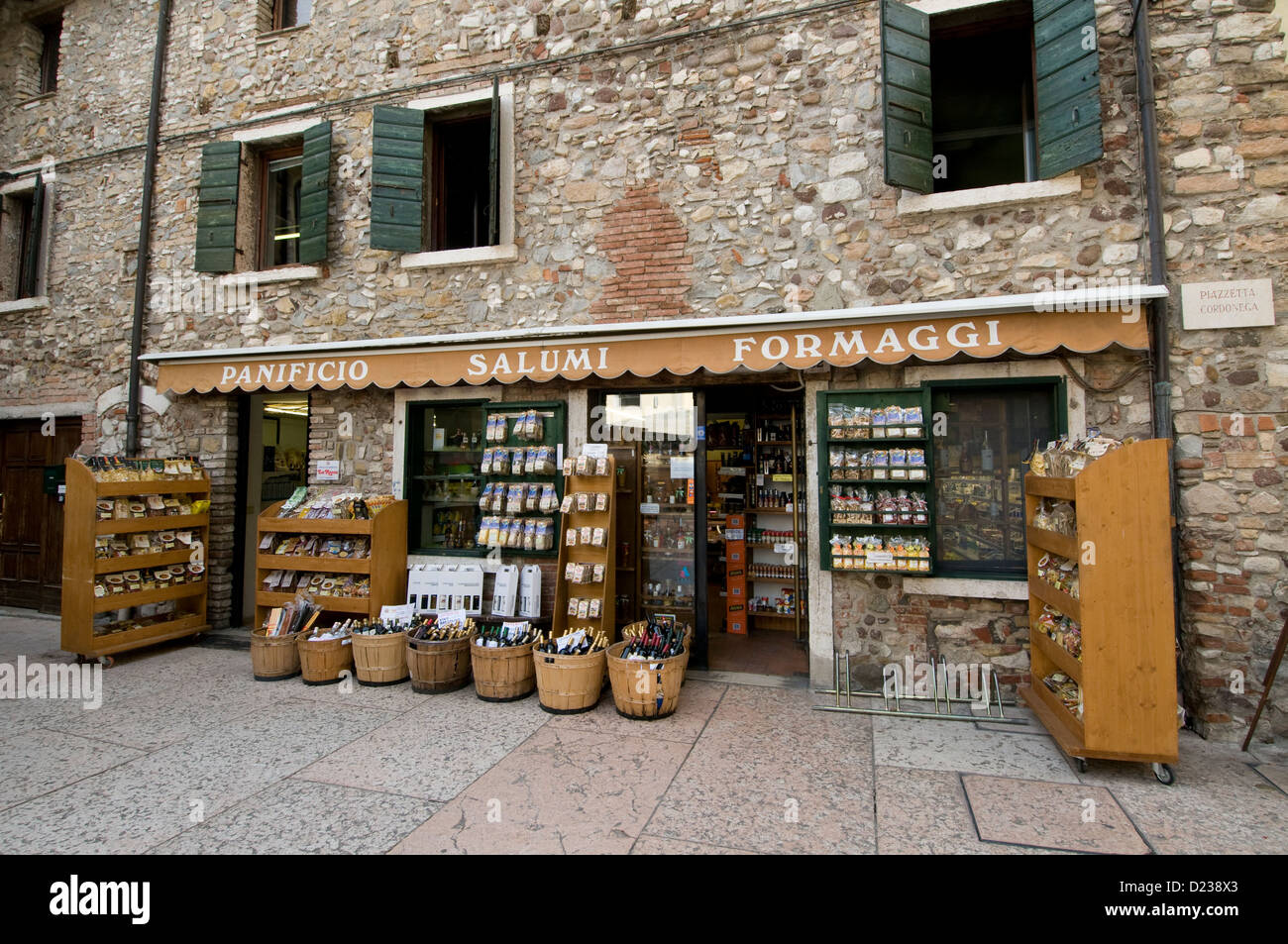 Eine Weinhandlung in Lazise, Gardasee, Italien Stockfotografie - Alamy
