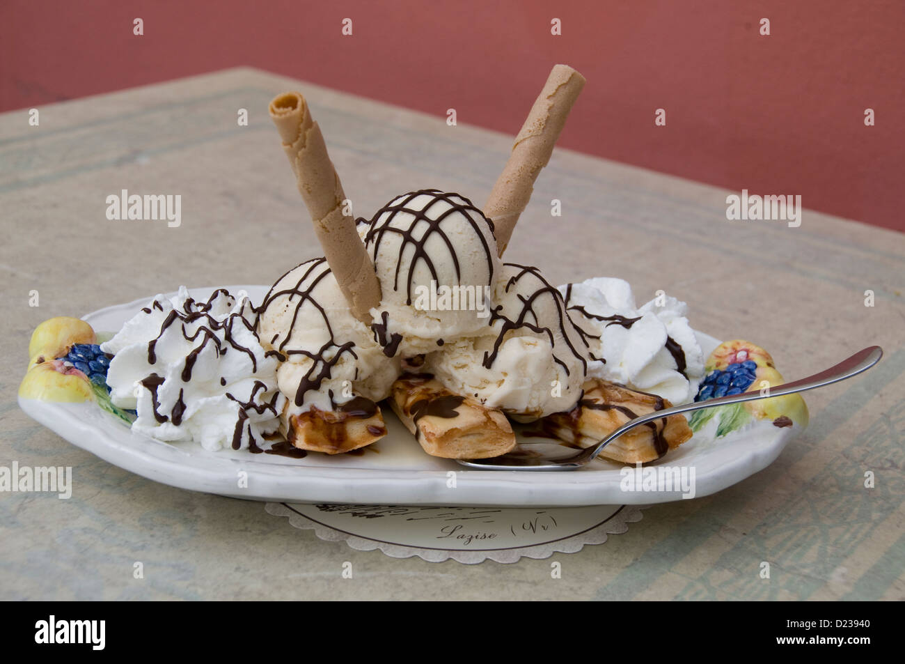 Ein italienisches Eis, serviert in einem Café am Gardasee in Italien ...
