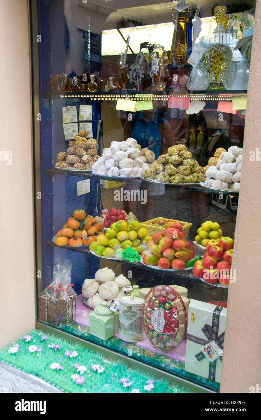 Ein Süßwarenfenster mit italienischen handgemachten Süßigkeiten Limone am Gardasee in Norditalien Stockfoto